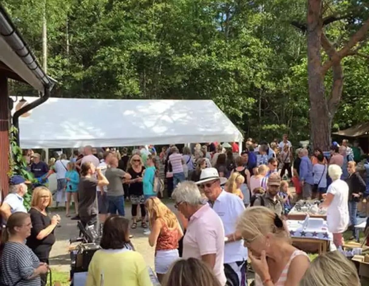 Nämdö Hembygdsförening är en ideell förening med ca 400 medlemmar, bestående av både fast- och fritidsboende samt gäster i Nämdö skärgård.