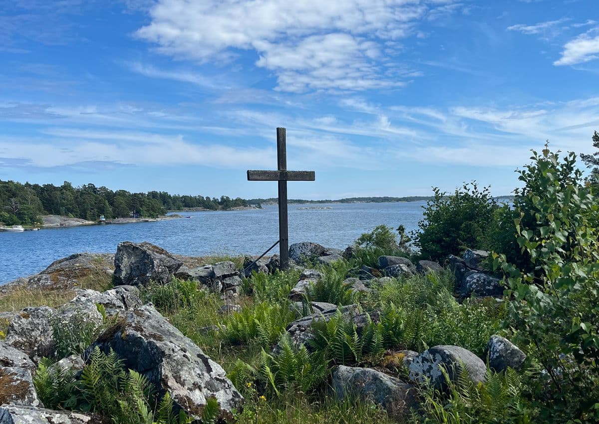 Kyrkoruin vid strandkanten