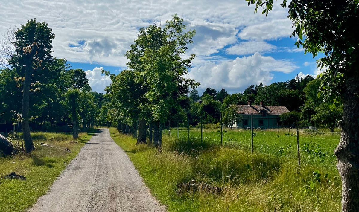 Gamla Östanvik med sin vackra allé och stora trädgård byggdes upp efter rysshärjningarna 1719.