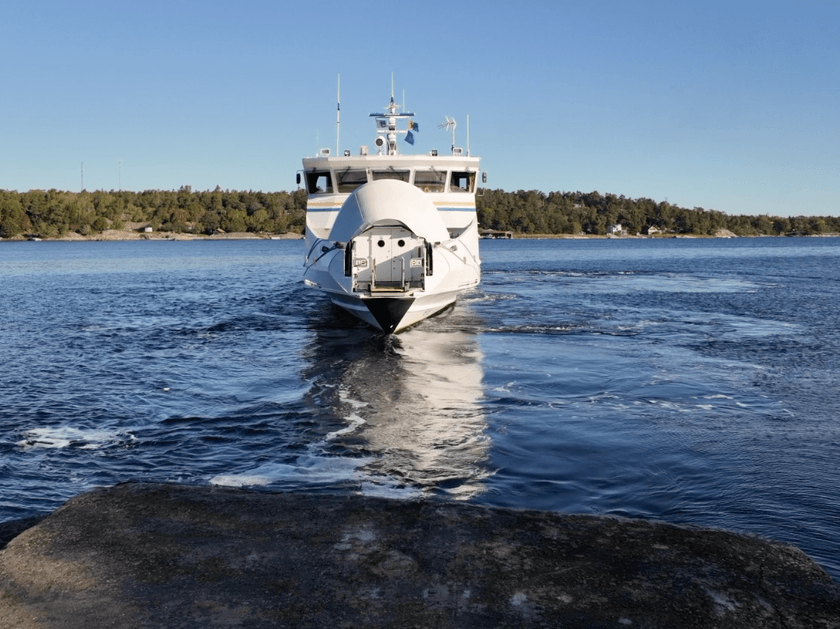 Orrön är en ganska liten ö som inte är längre än ca 2 km - Orrön ligger mitt emot Nämdöskärgårdens centrum - bryggorna Sand och Solvik.